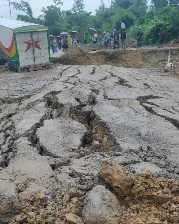 दाउन्नेमा सडक भाँसियो, पूर्वपश्चिम राजमार्ग अवरुद्ध