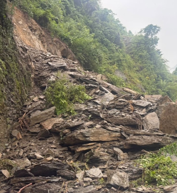 पृथ्वी राजमार्गको बांगेमा खस्यो विशाल पहिरो, यातायात सेवा पूर्ण रूपमा अवरुद्ध
