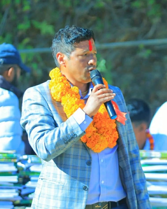 विद्यार्थीलाई शैक्षिक सामग्री वितरण