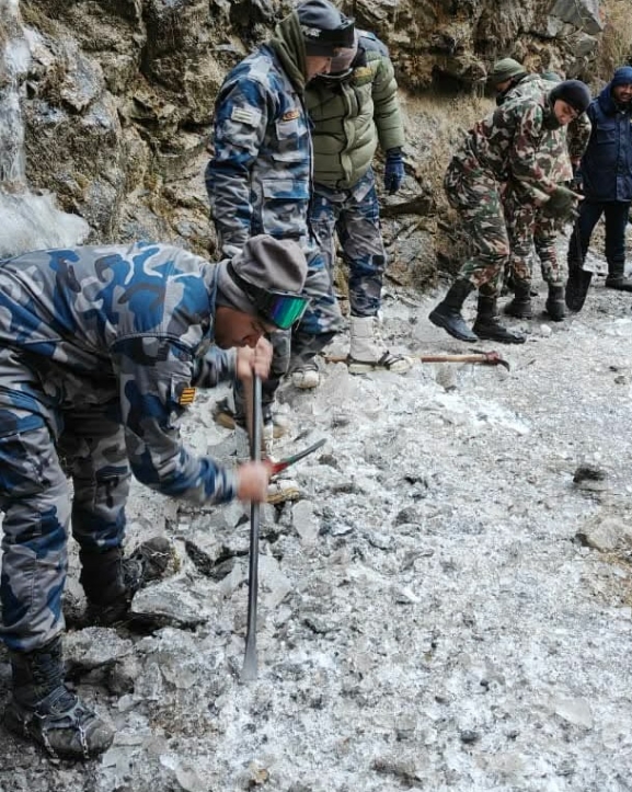 पाँच दिनको प्रयासमा हटाइयो मनाङको नार्पाभूमि गाउँपालिकास्थित विभिन्न स्थानको हिउँ