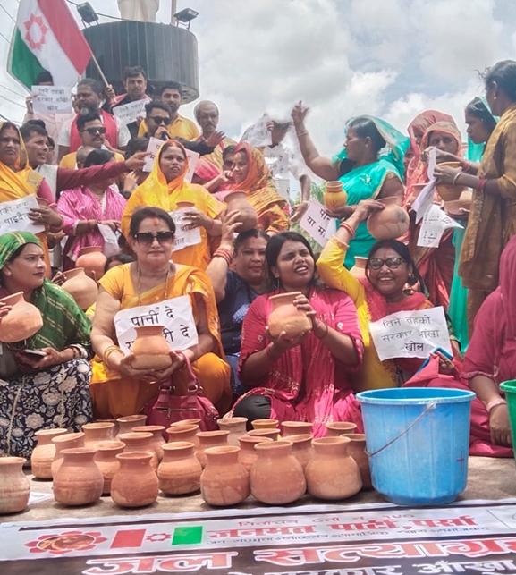खानेपानी माग्दै रित्तो घैंटो र बाल्टिन लिएर प्रदर्शन