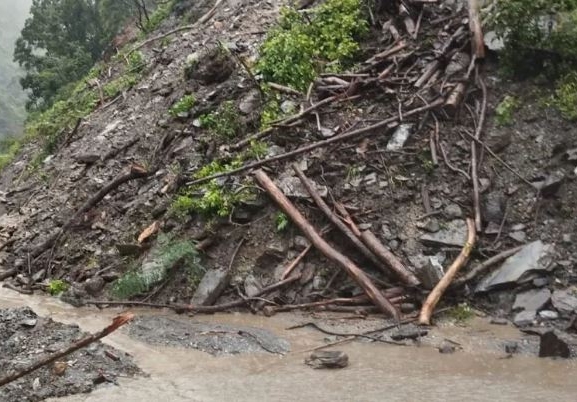 पहिरोको जोखिम बढेपछि च्याउपानीका ११ परिवारलाई अन्यत्र सारियो