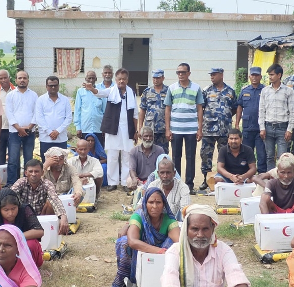 नदी कटानबाट पीडित हर्दाैनाबासीलाई यूएई सरकारको राहत सामग्री