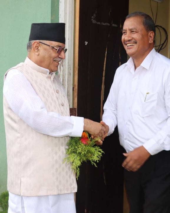 विप्लव फकाउँदै प्रचण्ड
