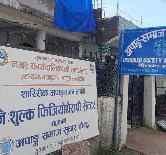 ऋण खोजेर थेरापी सेन्टरका कर्मचारीलाई तलब