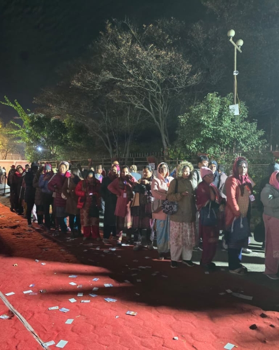 एमाले महाधिवेशन : मतदान गर्न प्रतिनिधिहरू पुगे भृकुटीमण्डप, लागे लाइन