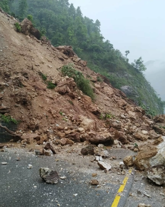 बाढी पहिराले देशभरका ९ सडकखण्ड पूर्ण अवरुद्ध 
