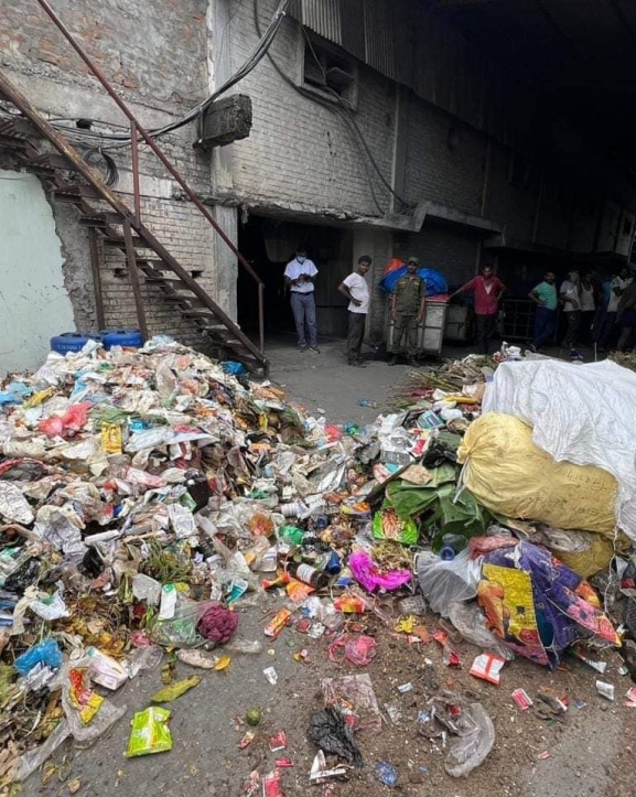 सिर्सिया नदी प्रदूषित गर्ने उद्योगहरुकाे गेटमा वीरगञ्ज महानगरले थुपारिदियो फोहोर