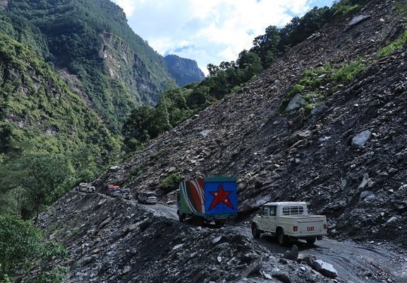 पहिराले बेनी–जोमसोम सडकमा यातायात सेवा  प्रभावित