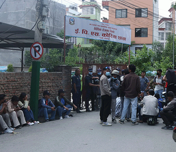 ईपीएस शाखामा धर्ना दिन गएका युवामाथि प्रहरीद्वारा लाठीचार्ज