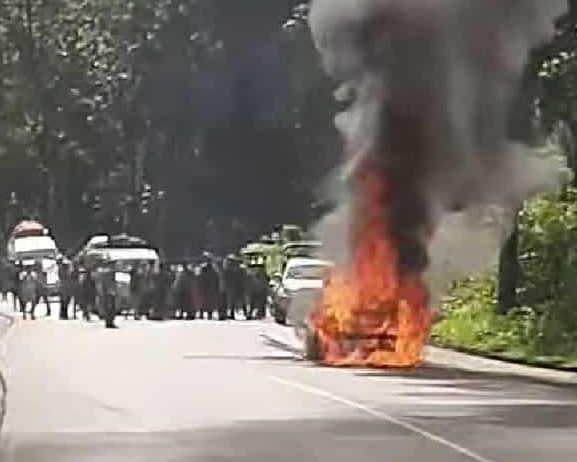 उदयपुरमा गुडिरहेको कारमा आगलागी