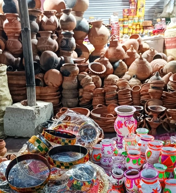 तिहार र छठ नजिकिएसँगै माटो र बाँसका सामग्रीको माग बढ्यो
