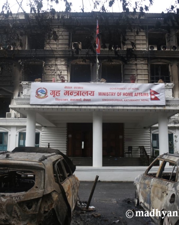 आगजनीपछिको सिंहदरबारमा जे देखियो (तस्बिरहरु) 