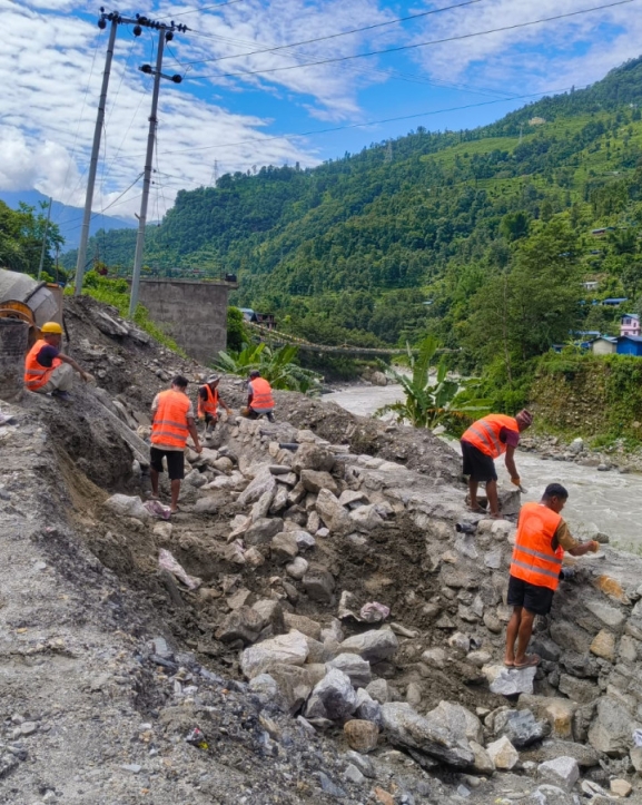 कोदारी राजमार्ग १० दिनदेखि अवरुद्ध, स्थानीय आक्रोशित