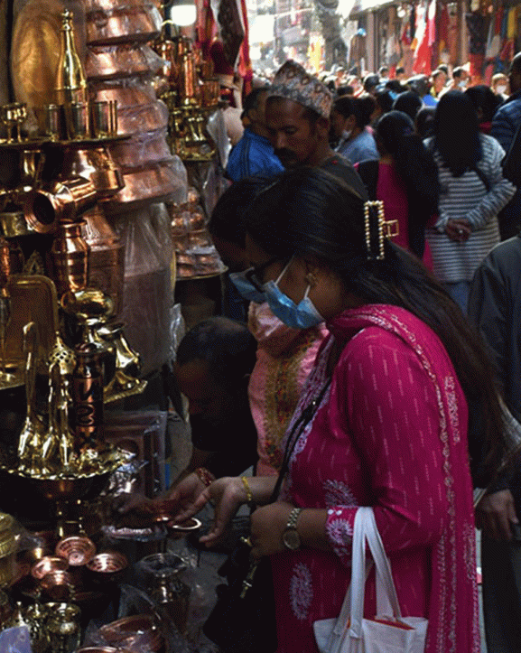 तिहार नजिकिँदै गर्दा बजारमा किनमेल गर्नेको चहलपहल बढ्दै