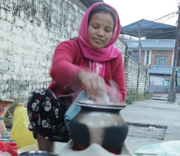 जाडोमा भक्का बेचेर खर्च जुटाउदै महिला