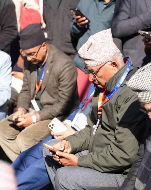 एमाले महाधिवेशन : मोबाइलमा मतपरिणाम हेर्दै उम्मेदवारहरू (फोटोफिचर)