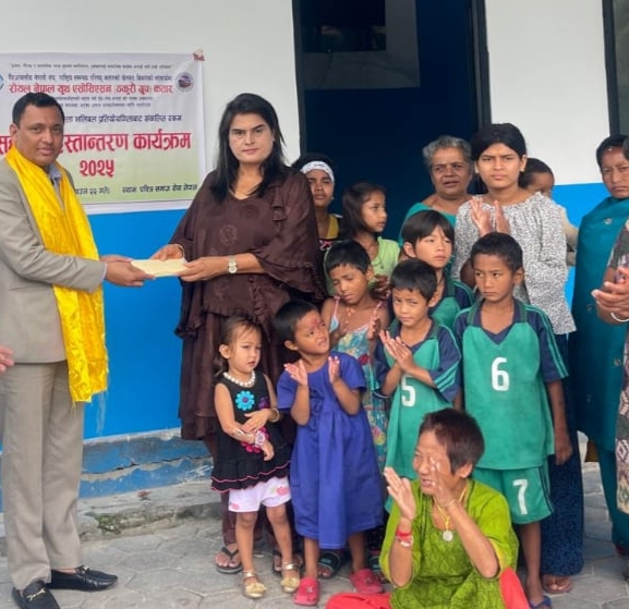 रोयल नेपाल युथ एसोसिएसन कतारद्वारा पवित्र समाजलाई आर्थिक सहयोग
