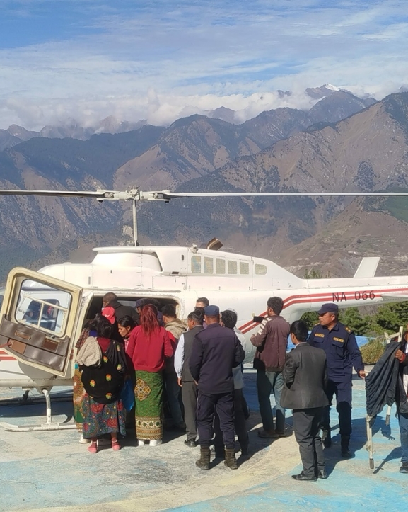 हेलिकप्टरबाट सुत्केरी महिलाको उद्धार