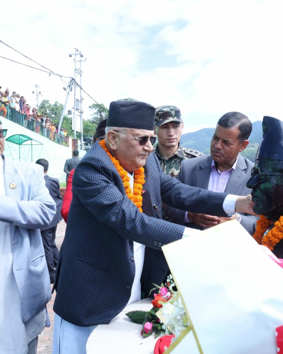 प्रधानमन्त्रीद्वारा मनमोहन अधिकारीको शालिक अनावरण