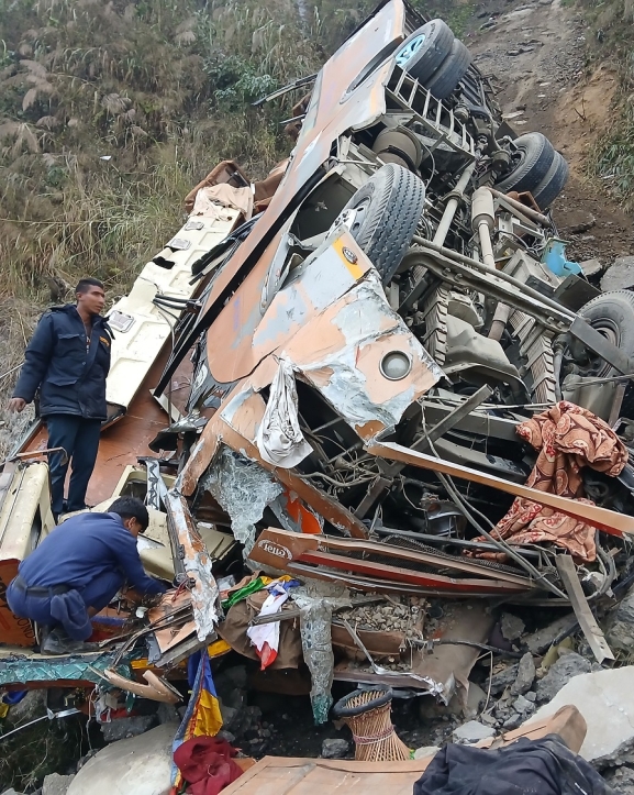 बसभित्र च्यापिएका घाइतेको पाँच घण्टापछि जीवितै उद्धार