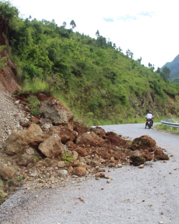 मध्यपहाडी सडकमा नाली जाम, ग्रामीण सडक जोखिमपूर्ण