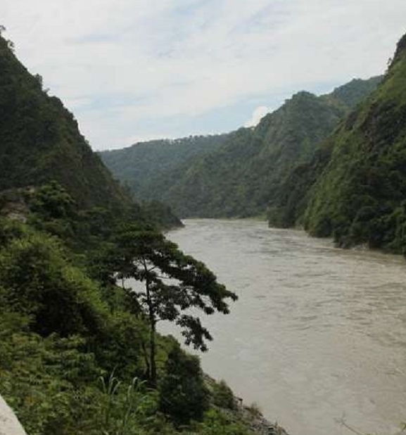 पहिरोले दुई बस बगाउँदा त्रिशूलीमा बेपत्ता, ६५ यात्रु रहेको अनुमान