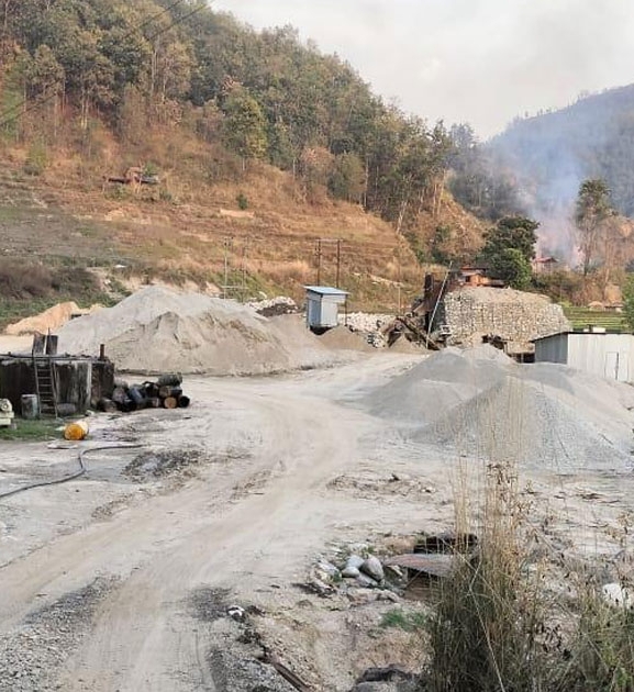 अवैध रूपमा सञ्चालित क्रसरबाट नुवाकोटका स्थानीयवासी पीडित, विद्यालय र अस्पताल झनै समस्यामा