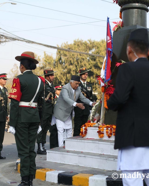 राष्ट्रपति पौडेलद्वारा पृथ्वीनारायण शाहको सालिकमा माल्यार्पण (तस्बिरहरु)