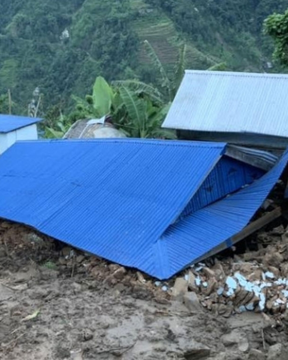 ताप्लेजुङमा पहिरोले घर पुरिँदा चार जना घाइते