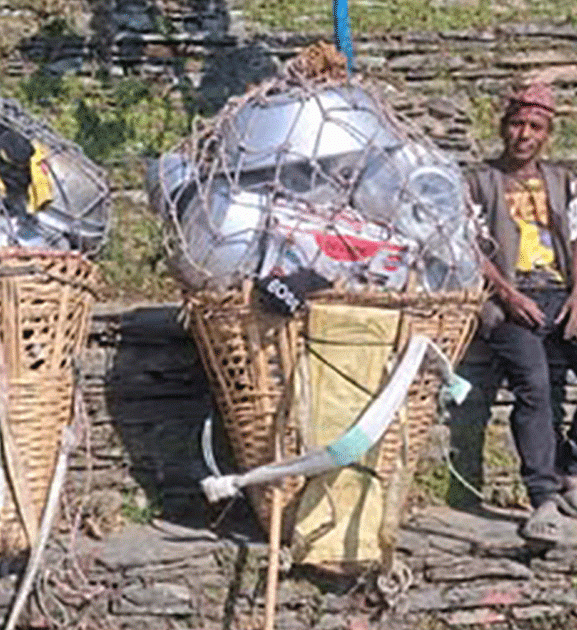 ४५ वर्षदेखि भाँडाको भारी बोकेर गाउँ घुमिरहेका फूलबहादुर