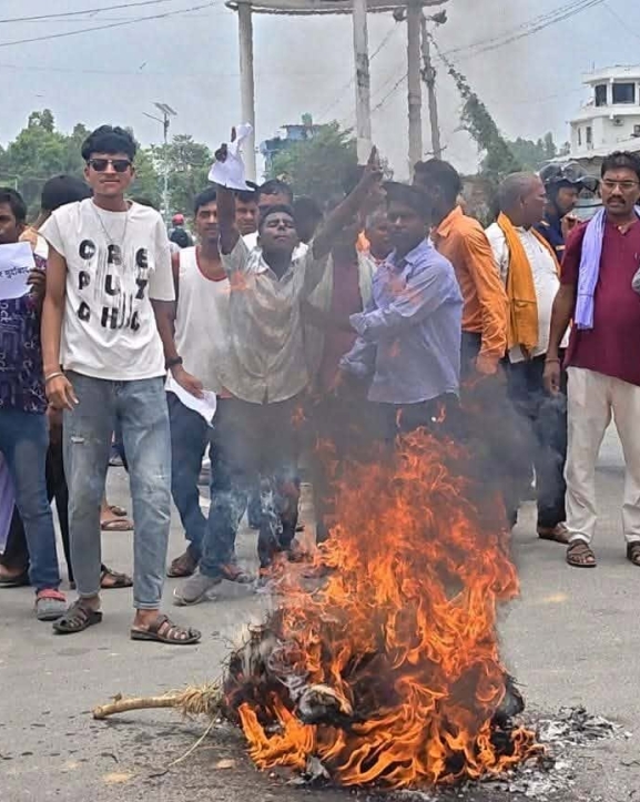 मौलापुरमा प्रधानमन्त्री बालेनको पुतला दहन, अधिकृत नपठाएर बजेट फ्रिज गराएको आरोप 