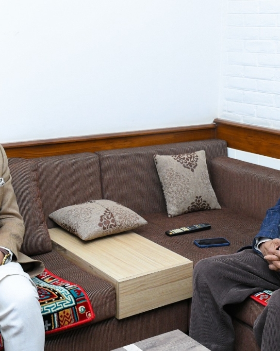 गुण्डु पुगेर सञ्चारमन्त्री खरेलले भेटे ओली