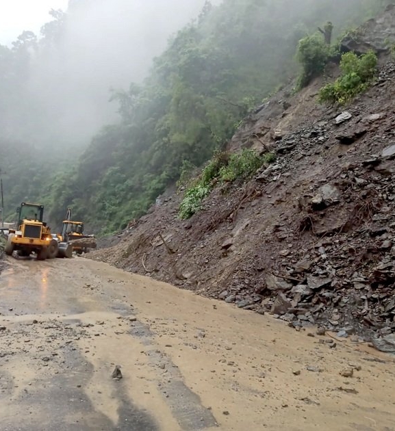 पहिरो पन्छाएपछि पृथ्वी राजमार्ग सुचारु