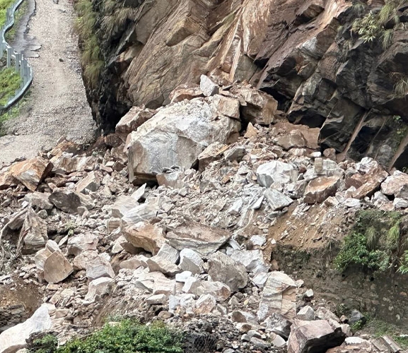 पहिरोले कर्णाली राजमार्ग अवरुद्ध