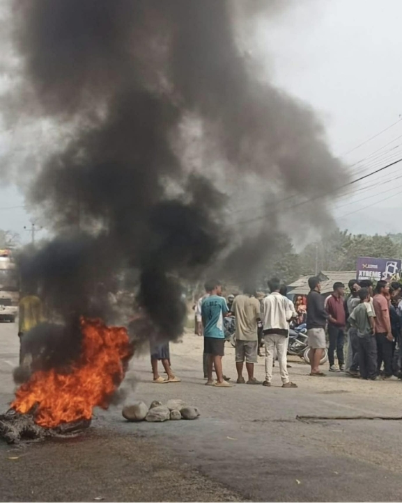 बसको ठक्करबाट बालकको मृत्यु, क्षतिपूर्तिको माग गर्दै रौतहटमा ४ घण्टा राजमार्ग अवरुद्ध