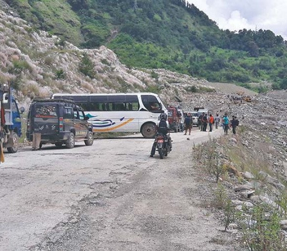 सुक्खा पहिरोले अरनिको राजमार्ग अवरुद्ध