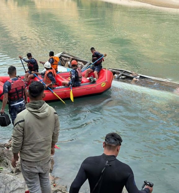 रामेछाप बस दुर्घटना अपडेट : १२ जनाको मृत्यु, १० जनाको सनाखत