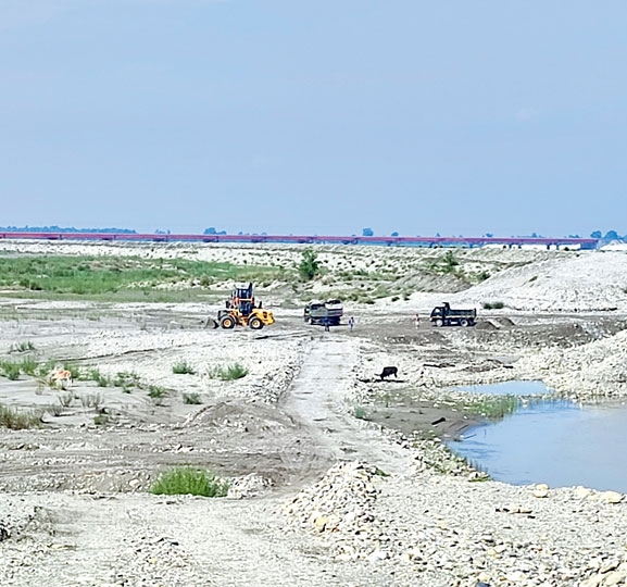 सेनाले महाकालीमा भत्किएको बाँध बनाउँदै 