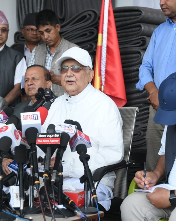 सरकारी कोषमा जम्मा नै गर्दैनौं भनेका होइनौं, तर हाम्रो प्राथमिकता पीडितलाई प्रत्यक्ष राहत पुर्‍याउनु हो : ओली