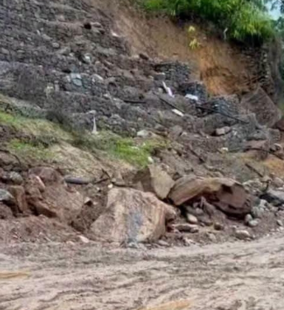 मेची राजमार्गको राज दुवाली खण्ड भासियो, यातायात अवरुद्ध
