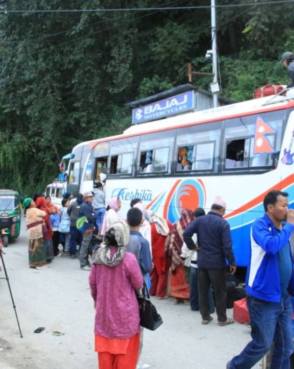तिहारपछि यात्रुको भिड : सिट अभाव हुँदा यात्रुलाई सास्ती