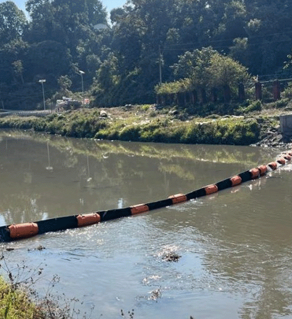 बागमती नदीमा तैरिने फोहोर संकलन गर्न ट्रास बेरियर राखियो