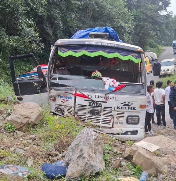 पाँचकिलोमा बस दुर्घटना, २० जना घाइते