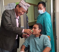 धरानमा शिक्षक माग्दै अनशन बसेका रोजनले तोडे अनशन, पाँचबुँदे सहमति