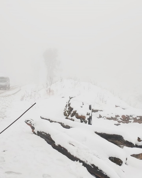 हिमपातका कारण मध्यपहाडी लोकमार्ग अवरुद्ध