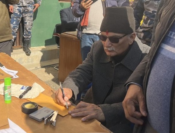 गोरखा-२ बाट बाबुरामको उम्मेदवारी दर्ता