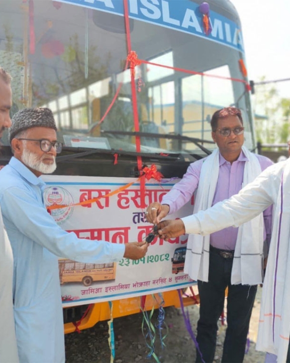 चन्दा संकलन गरेर विद्यालयलाई बस