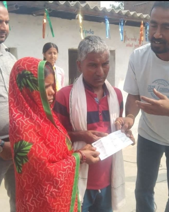 विपन्न परिवारकी रिता देवीको उपचारका लागि सञ्चारकर्मी पौडेलको सहयोग