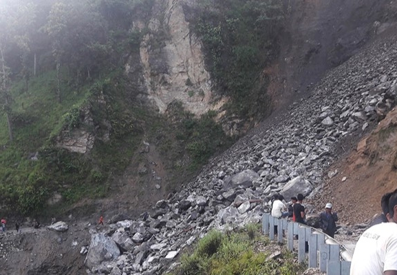 पहिरो खसेपछि कर्णाली राजमार्ग फेरि अवरुद्ध